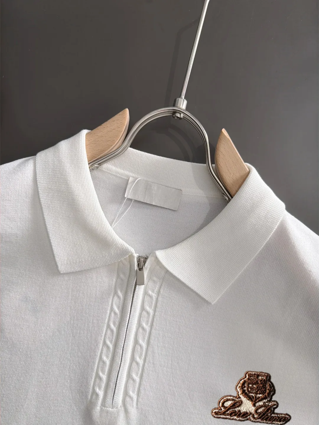 Next day shipment High Quality LP 2036 Summer New Arrival men's short-sleeved T-shirt Made of combed cotton yarn knitted cotton fabric, pure cotton high-weight special yarn, it feels full of weight when weighed, and the upper body is more textured than ordinary T-shirts. This texture can cope with the weather easily and is suitable for both hot and cold! The pattern on the chest adopts three-dimensional embroidery technology, and is perfectly produced stitch by stitch with reference to the original version! Loose fit design, looks noble. Size: M to XXXL